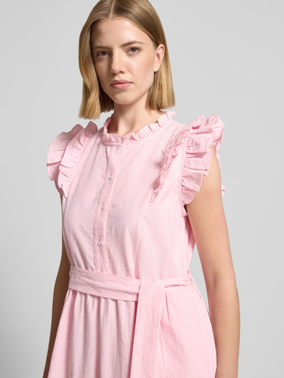 Vrouwenmodel draagt overhemdjurk van puur katoen in A-lijn als maxi-jurk, model 'Harriet' van LOLLYS LAUNDRY, ruchedetail, strikceintuur, detailopname bovenlichaam.