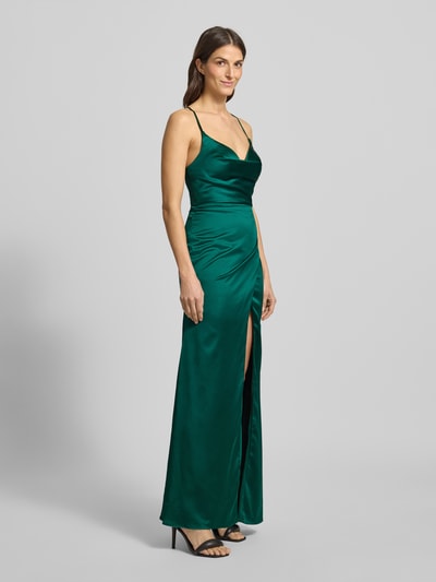 Frauenmodel trägt Slim Fit Abendkleid mit Gehschlitz von Luxuar aus grünem Satin mit Spaghettiträgern, Nahtreißverschluss, Ganzkörperansicht von vorne. Rückenlänge bei Größe 36: 145 cm, Brustweite: 32 cm.