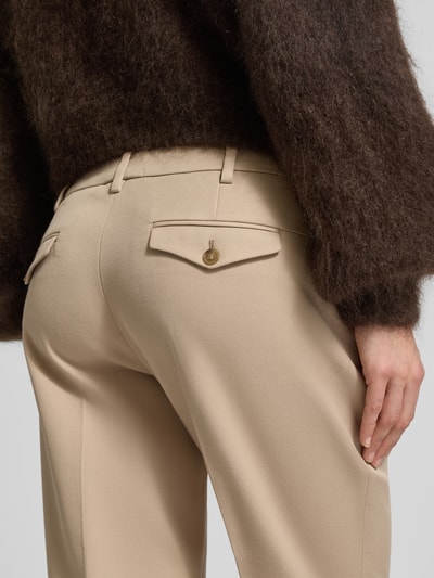 Frauenmodel trägt Straight Fit Stoffhose mit Bügelfalten von Windsor, beige, glatte Textur, Gesäßtaschen, Detailaufnahme Rückansicht.