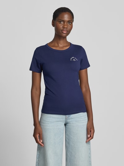 Frauenmodel trägt Regular Fit T-Shirt aus reiner Baumwolle Modell 'DELORIS_5' von HUGO in Dunkelblau, Damen T-Shirt, Ganzkörperansicht von vorne.