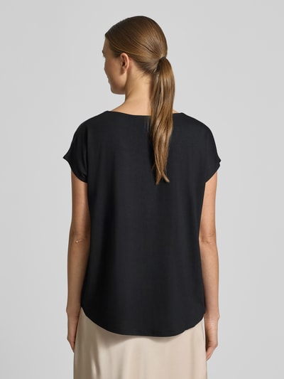 Frauenmodel trägt T-Shirt mit U-Boot-Ausschnitt von MORE & MORE, unifarben, lockere Passform, Rückenlänge 64 cm, Ganzkörperansicht Rückansicht.