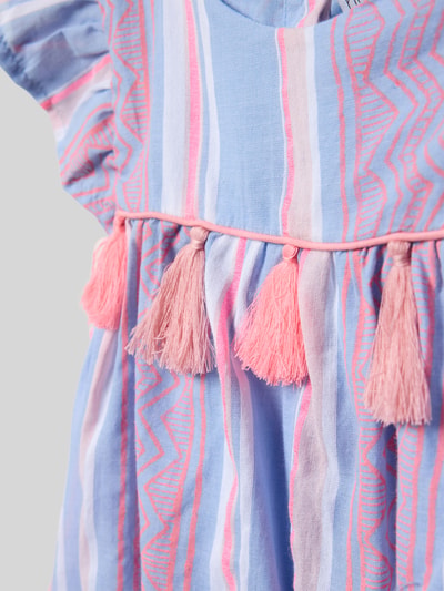 Meisje draagt Regular Fit Kleid mit Zierbesatz van Happy Girls, katoenmix met ruches, ronde hals, detailopname.