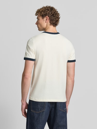 Männermodel trägt Regular Fit T-Shirt aus reiner Baumwolle von MCNEAL mit kontrastivem Rundhalsausschnitt und Ärmel, Ganzkörperansicht Rückansicht.