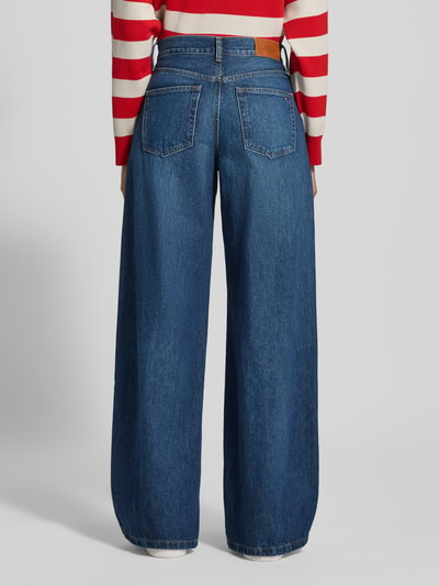 Frauenmodel trägt Wide Leg Jeans aus reiner Baumwolle Modell 'DNM NEW DOREEN 70 S' von Tommy Hilfiger, Denim-Optik, 5-Pocket-Design, High-Waist, Label-Patch, Nieten, Ganzkörperansicht Rückansicht.