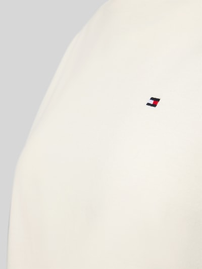 Männermodel trägt Comfort Fit Góra od piżamy z czystej bawełny od TOMMY HILFIGER, efekt: jednolity kolor, detal z logo, jersey. Detailaufnahme.