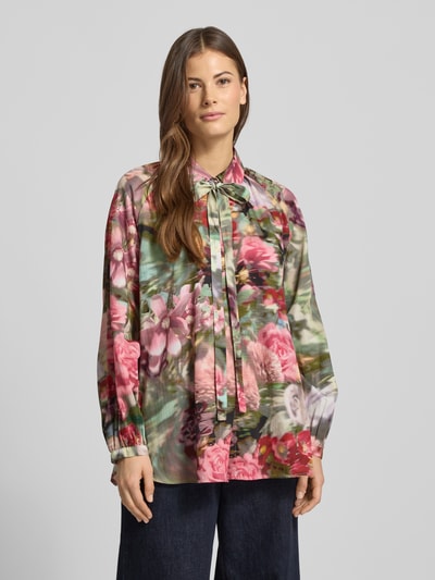 Frauenmodel trägt Hemdbluse mit Knopfleiste von More & More aus reiner Baumwolle, locker geschnitten, buntes florales Muster, Ganzkörperansicht von vorne.