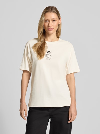 Modelka nosi damski t-shirt z bawełny ekologicznej o prostym kroju i okrągłym dekolcie, nadruk z motywem, T-Shirt mit Rundhalsausschnitt und Motiv-Print od Jake*s Casual, długość tyłu w rozmiarze S: 62 cm, widok całej sylwetki z przodu.