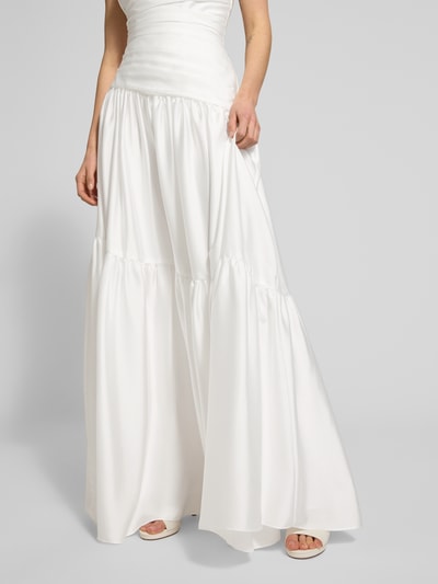 Frauenmodel trägt Regular Fit Abendkleid in Falten-Optik von Luxuar, weißer Satin, schulterfrei, Nahtreißverschluss, Nahaufnahme Unterkörper.