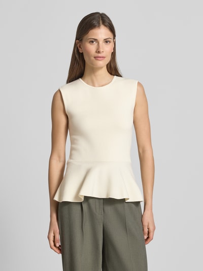 Frauenmodel trägt Regular Fit Top aus Viskose-Mix Modell 'FILLO' von BOSS, cremefarben, Schößchen-Saum, Feinstrick, Ganzkörperansicht von vorne.