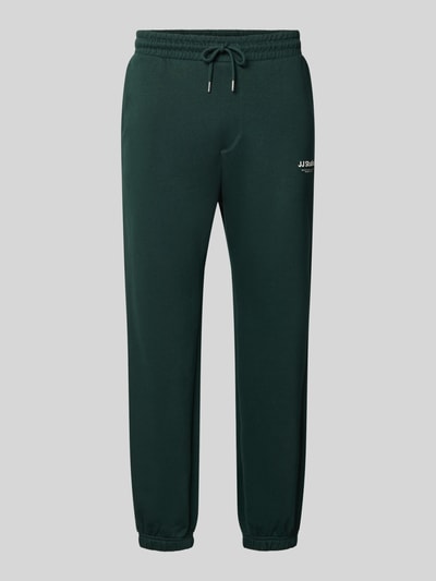 Produktfoto, Straight Fit Sweatpants aus Baumwoll-Mix Modell 'Kane' von JACK & JONES in Dunkelgrün mit elastischem Bund, Gesäßtasche, Logo-Detail, elastische Beinabschlüsse, glatte Textur