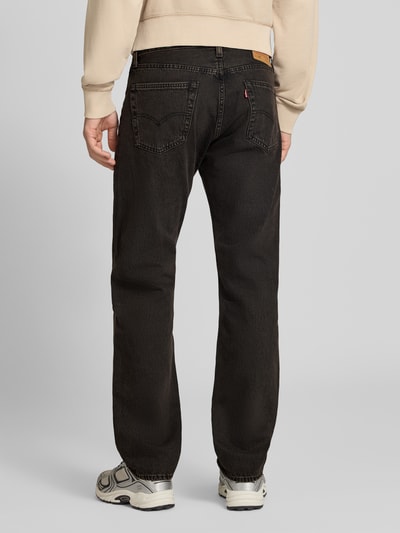 Männermodel trägt Wide & Loose Fit Jeans aus reiner Baumwolle Modell '501®' von Levi's®, schwarze Farbe, Herren, Ganzkörperansicht Rückansicht.