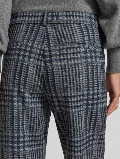 Vrouwenmodel draagt Wide Leg Weite Hose met Viskose-Anteil van Brax, blauw-grijs geruit patroon, detailopname, Dames wijdte broek