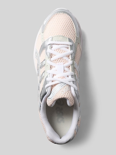 Produktfoto, Sneaker mit Logo-Detail von ASICS TIGER in Beige und Silber, abgerundete Passform, Schnürverschluss, leicht profilierte Sohle, Absatzhöhe 4 cm, Schafthöhe 7 cm, Schaftweite 7 cm, Textile und glatte Oberflächenstruktur