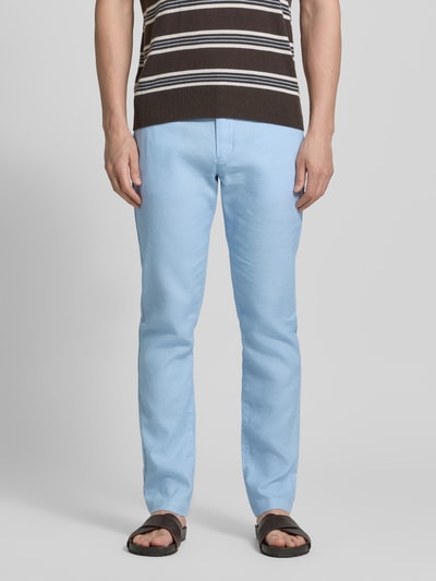 Männermodel trägt Regular Fit Leinenhose mit Logo-Stitching Modell 'Denton' von Tommy Hilfiger, Optik: Unifarben, Leinen-Mix, Ganzkörperansicht von vorne.