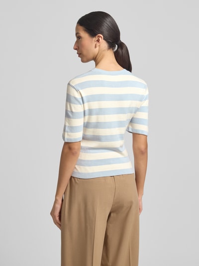 Frauenmodel trägt Strickshirt mit Rundhalsausschnitt Modell 'MARIA' von GUIDO MARIA KRETSCHMER WOMAN, creme-blau gestreift, Schläuche, Slim Fit, Ganzkörperansicht Rückansicht.