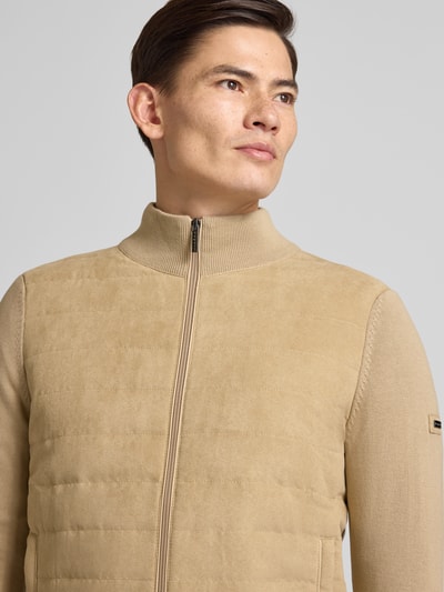 Männermodel trägt Sweatjacke mit Stehkragen und Steppnähten von Bugatti in Beige, Reine Baumwolle, Regular-Fit, Nahaufnahme Oberkörper.