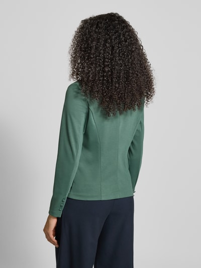 Frauenmodel trägt Slim Fit Blazer mit Viskose-Anteil Modell 'Nanni' von FREE/QUENT in Grün, glatte Struktur, Ganzkörperansicht Rückansicht.