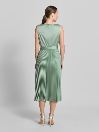 Modelka nosi Midikleid mit Plisseefalten und Bindegürtel od comma, miękki materiał ze stretchem, linia A, plisowana spódnica, pasek, długość tyłu w rozmiarze 36: 35 cm, szerokość w rozmiarze 36: 40 cm, widok całej sylwetki z tyłu.