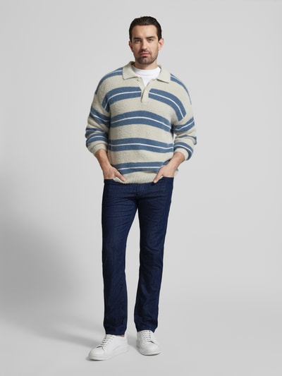 Męski model nosi Modern Fit Jeans mit Eingrifftaschen Modell 'Mitch' od JOOP! Jeans, granatowy, bawełniany mix, całkowity widok z przodu. Szerokość w rozmiarze 32/32: 44 cm, długość nogawki wewnętrznej: 82 cm.