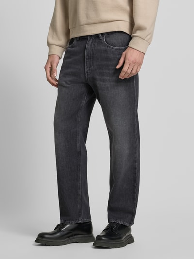 Männermodel trägt Baggy Fit Jeans aus reiner Baumwolle von DRYKORN, dunkler Denim, 5-Pocket-Design, Ganzkörperansicht von vorne.