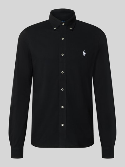 Produktfoto, schwarzes Regular Fit Freizeithemd aus reiner Baumwolle von Polo Ralph Lauren mit weißen Knöpfen vor grauem Hintergrund.