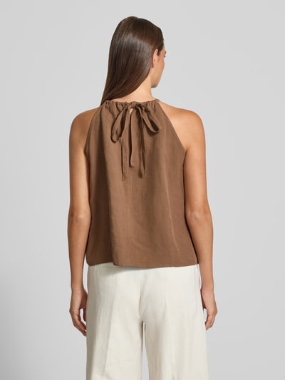 Frauenmodel trägt Neckholder-Blusentop aus Viskose-Leinen-Mix Modell 'Zurli' von Someday, Regular-Fit, Rückenlänge 52 cm, Ganzkörperansicht Rückansicht.