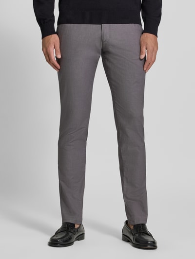 Männermodel trägt Straight Fit Hose aus Baumwoll-Mix Modell 'Yarn' von bugatti in Grau, 5-Pocket-Design, Nahaufnahme Unterkörper. Herren Hose von bugatti, elastischer Baumwoll-Mix, Knopf- und Reißverschluss, Bundweite 40 cm, Innenbeinlänge 81 cm.