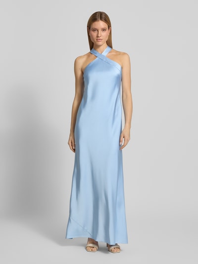 Frauenmodel trägt Regular Fit Abendkleid im ärmellosen Design von Adrianna Papell aus glänzendem Satin in Hellblau, Elastischer-Material-Mix, Ganzkörperansicht von vorne.