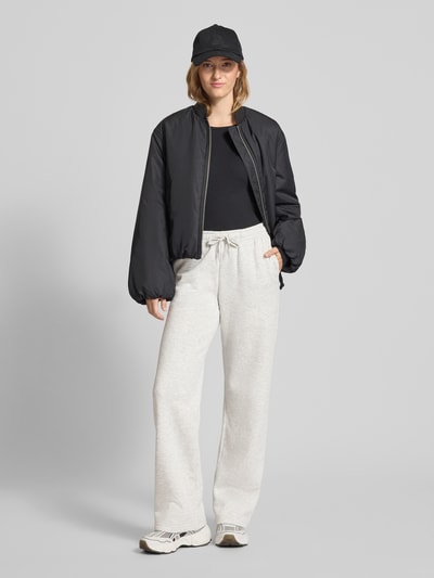 Gina Tricot Spodnie dresowe o kroju straight fit z tunelem Jasnoszary melanż 1