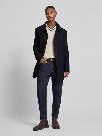 Männermodel trägt Regular Fit Wollmantel mit Stehkragen Modell 'FINCHLEY' von Strellson in Dunkelblau, unifarben, Ganzkörperansicht von vorne.