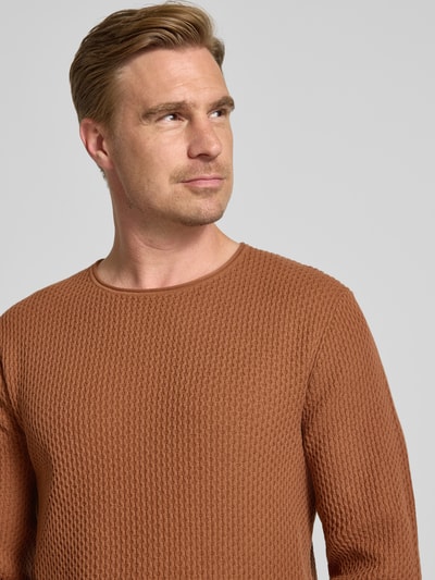 Männermodel draagt gebreide pullover met structuurpatroon van puur katoen, recht model, ronde hals, labelpatch, Model 'BLUMASON' van JACK & JONES premium, Nahaufnahme Oberkörper.