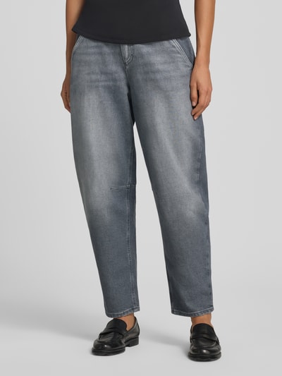 Kobieta prezentuje Barrel Jeans aus Baumwoll-Mix Modell 'MEGAN S' od Brax w kolorze szarego denimu, tekstura gładka, kontekst: damskie jeansy Barrel od Brax, pełny widok z przodu.