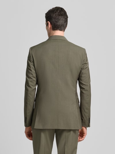 Männermodel trägt Regular Fit Blazer mit Logo-Patch Modell 'Justin' van Tiger Of Sweden in olijfgroen, puur katoen, ruglengte 79 cm, schouderbreedte 38 cm, mouwlengte 66 cm, borstzak, klepzakken, reverskraag, 2-knoopsluiting, rugaanzicht