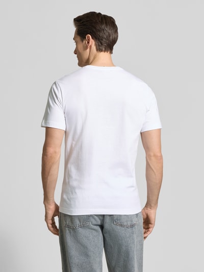 Männermodel trägt Regular Fit T-Shirt aus reiner Baumwolle von Lacoste, Optik: Unifarben, Kurzarm, Ganzkörperansicht Rückansicht.