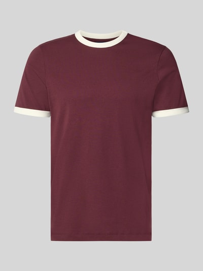 Produktfoto, Regular Fit T-Shirt aus reiner Baumwolle von MCNEAL in Dunkelrot mit weißen Kontrastabschlüssen, Herren T-Shirt, glatte Oberfläche.