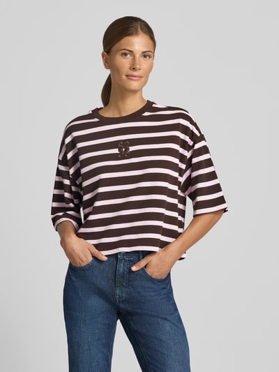 Vrouwenmodel draagt Cropped T-Shirt met Halflange mouwen van Smith & Soul, puur katoen, boxy fit, kort, ronde hals, overlappende schouders, gestreept in bruin en lichtroze, vooraanzicht bovenlichaam.
