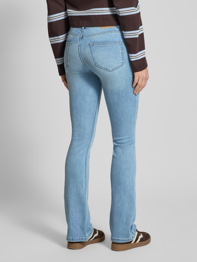 Frauenmodel trägt Flared Fit Jeans im 5-Pocket-Design von Review aus elastischem Baumwoll-Mix in Hellblau, Ganzkörperansicht Rückansicht.