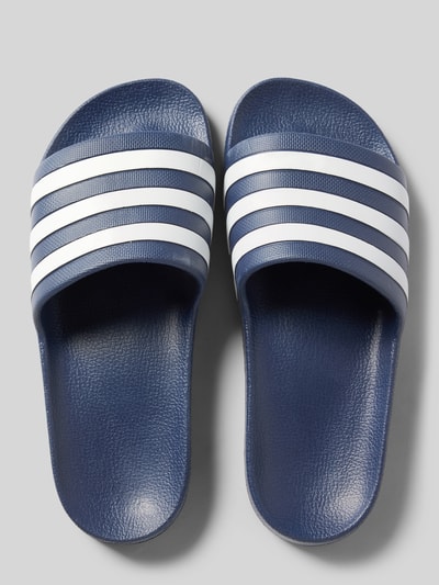 Produktfoto, Badeschuhe mit Label-Prägung Modell 'ADILETTE AQUA' von adidas, jednokolorowy, nosek buta: otwarte palce, płaska podeszwa, wytłaczane logo, paski z logo, bez zapięcia, podeszwa: z fakturą