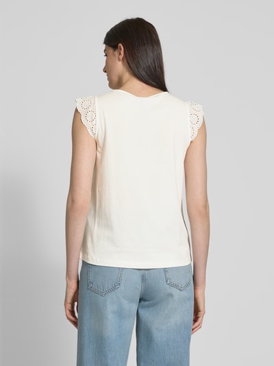 Vero Moda T-shirt o kroju regular fit z haftem angielskim model ‘EMILY’ Złamany biały 5