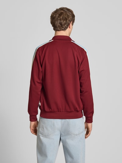 Männermodel trägt Sweatjacke mit Stehkragen Modell 'COTEDAZUR' von Jack & Jones in Slim Fit, Rückenansicht, Farbe Bordeaux, ganzkörperansicht rückansicht.