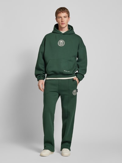 PROHIBITED Sweatpants met labelstitching, model 'Camden' Donkergroen - 1