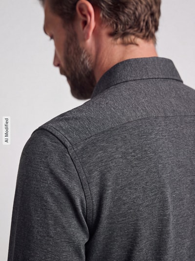 Männermodel trägt Slim Fit Businesshemd aus Baumwoll-Modal-Mix Modell 'Light Spread Kent' von Seidensticker, dunkles Grau, feine Struktur, Ganzkörperansicht Rückansicht, Herren Businesshemd von Seidensticker, KI-modifiziertes Bild.