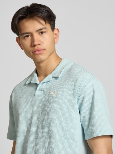Männermodel trägt Regular Fit T-Shirt mit Logo-Stitching von PUMA PERFORMANCE, Baumwoll-Mix, Strukturmuster, Nahaufnahme Oberkörper.