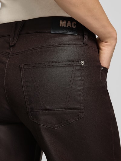 Frauenmodel trägt Loose Fit Barrel Jeans aus Modal-Mix Modell 'DANNI 2.3' von MAC, dunkelbraune Farbe, Detailaufnahme Gesäßtasche, Damen Barrel Jeans von MAC.