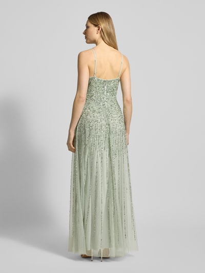 Kobiece modelka nosi Sukienka wieczorowa z cekinowym obszyciem od Lace & Beads, tiul, taliowany krój, bez rękawów, dekolt w serek, wszyty zamek błyskawiczny, długość tyłu w rozmiarze S: 126 cm, szerokość w rozmiarze S: 34 cm, widok całej sylwetki z tyłu.