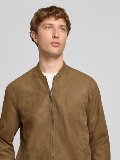 Männermodel trägt Regular Fit Blouson mit Baseball-Kragen Modell 'LUCAS' von ONLY in Hellbraun, glatte Oberfläche, Nahaufnahme Oberkörper, Herren Bomberjacke / Blouson von ONLY & SONS.