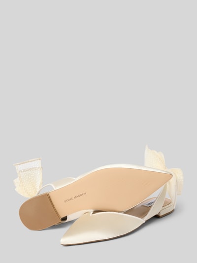 Produktfoto, Pantolette mit Zierschleife Modell 'Synthia' von Steve Madden in glänzendem Creme, spitz zulaufend, flacher Blockabsatz, glatte Sohle