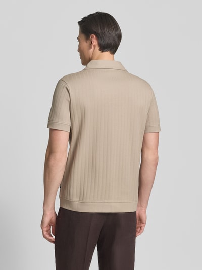 Männermodel trägt Regular Fit Poloshirt mit durchgehender Knopfleiste von JOOP! Collection in Beige, gerippte Struktur, Ganzkörperansicht Rückansicht. Modell 'Juanmanuel', reine Baumwolle, Rückenlänge 72 cm, Schulterbreite 46 cm, Ärmellänge 24 cm.