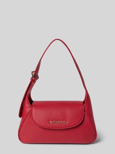 Produktfoto, Shoulder Bag mit Reißverschluss Modell 'DAPHNE' von VALENTINO BAGS in Rot mit Strukturmuster, abgerundete Form, goldfarbenes Label, verstellbarer Schulterriemen, Hauptfach mit Magnet- und Reißverschluss, Maße 22x16x9 cm, Länge Schulterriemen 50 cm.