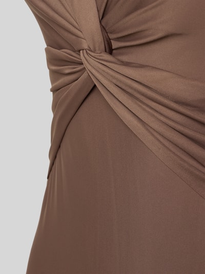 Frauenmodel trägt Badeanzug mit Neckholder Modell 'Kelli' von Barts aus Material-Mix mit Stretch-Anteil, Knoten-Detail, Nahaufnahme Oberkörper.